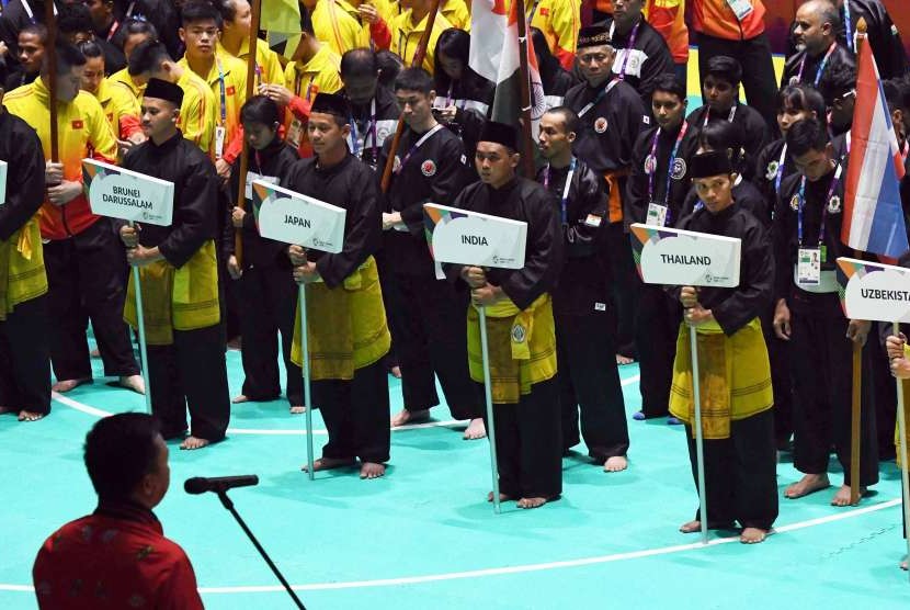 Sejumlah kontingen negara peserta Asian Games 2018 mengikuti upacara pembukaan pertandingan pencak silat yang dipimpin oleh Menteri Pemuda dan Olahraga Imam Nahrawi (kiri bawah) di Padepokan Pencak Silat Taman Mini Indonesia Indah (TMII), Jakarta, Kamis (23/8). 