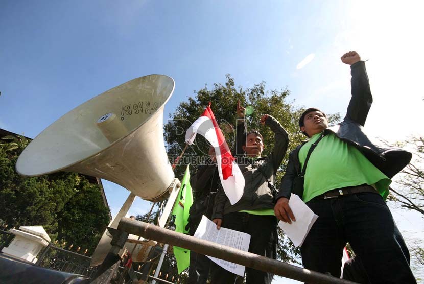  Sejumlah koordinator aksi dari Serikat Buruh Sejahtera Indonesia (SBSI) memberi komando dalam aksi  menolak kenaikan BBM di depan Gedung Sate,Bandung, Kamis (23/5).     (Republika/Edi Yusuf)