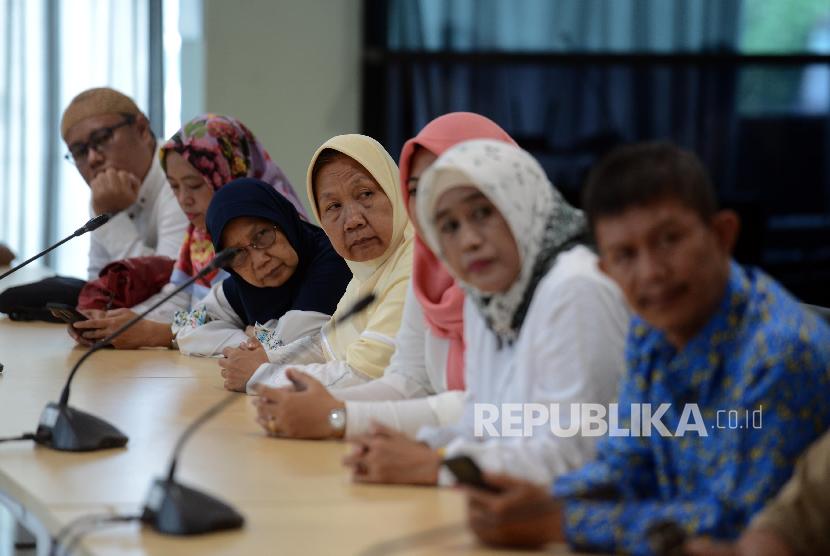 Sejumlah korban calon jamaah First Travel saat mengunjungi Kantor Inspektorat Kementerian Agama, Jakarta, Senin (28/1). 