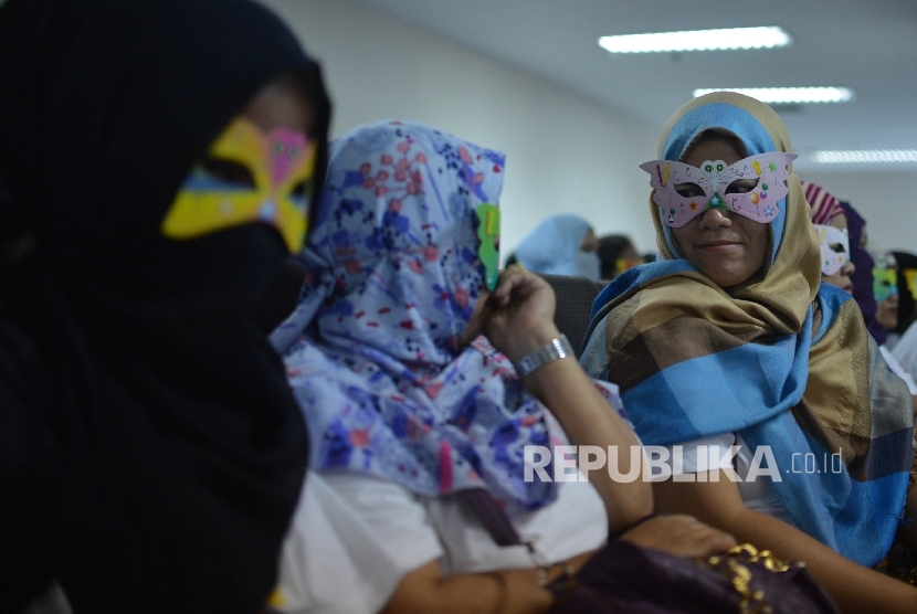 Sejumlah korban dihadirkan saat konferensi pers mengenai pengungkapan kasus tindak pidana perdagangan orang, di Bareskrim Polri, Jakarta, Rabu (17/5).