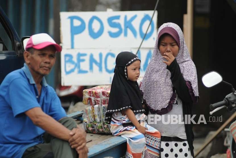 Warga korban gempa tsunami Palu berjalan usai melaksanakan ibadah shalat Jumat di Masjid Baitussalam di Desa Loli Saluran, Donggala, Sulawesi Tengah, Jumat (5/10). 