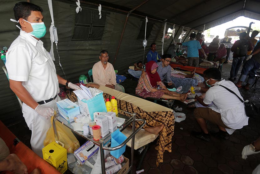 Sejumlah korban gempa dirawat di dalam tenda darurat, di Rumah Sakit Umum Daerah (RSUD) Tgk Chik Ditiro Sigli, Pidie, Aceh, Rabu (7/12). 