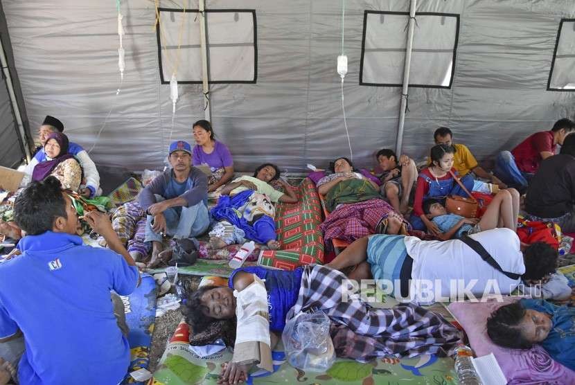 Sejumlah korban gempa dirawat di tenda di halaman RSUD Kabupaten Lombok Utara di Tanjung, NTB, Senin (6/8). 