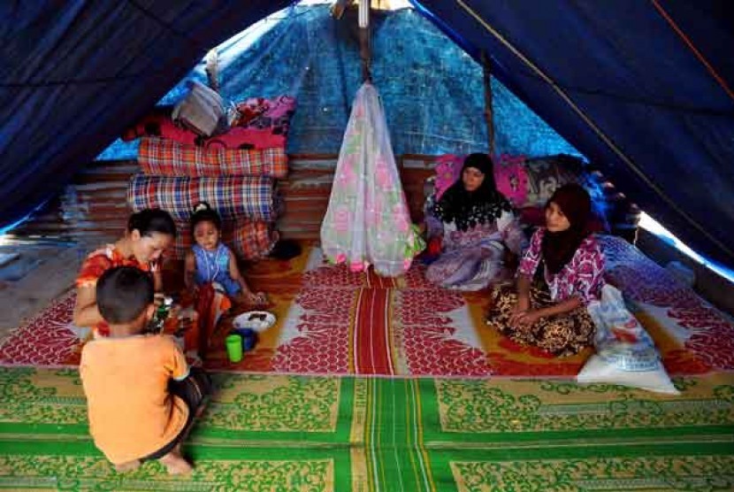 Sejumlah korban Gempa menempati tenda-tenda darurat yang berada di depan rumah mereka di desa Timang Gajah, Bener Mariah, Aceh Tengah, Rabu (10/7).