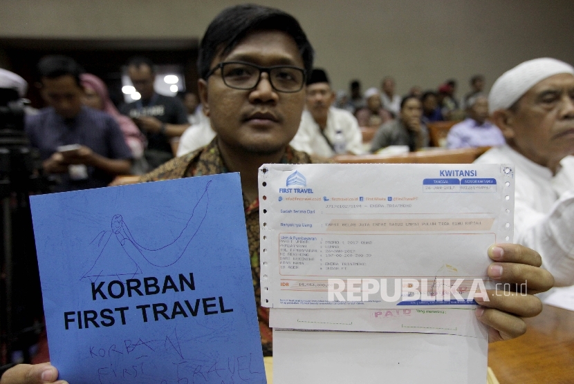Sejumlah korban kasus penipuan dana Umroh First Travel menujukkan bukti pembayarannya saat melakukan audiensi kepada perwakilan Komisi VIII dan Fraksi PPP di Kompleks Parlemen, Jakarta, Jumat (18/8).