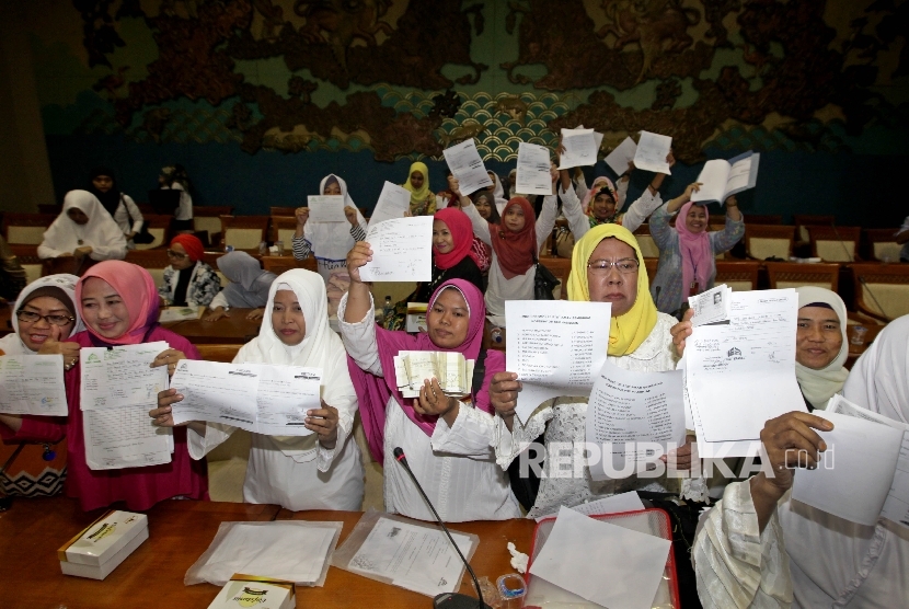 Sejumlah korban kasus penipuan dana Umroh First Travel menujukkan bukti pembayaran mereka saat melakukan audiensi kepada perwakilan Komisi VIII dan Fraksi PPP di Kompleks Parlemen, Jakarta, Jumat (18/8). 