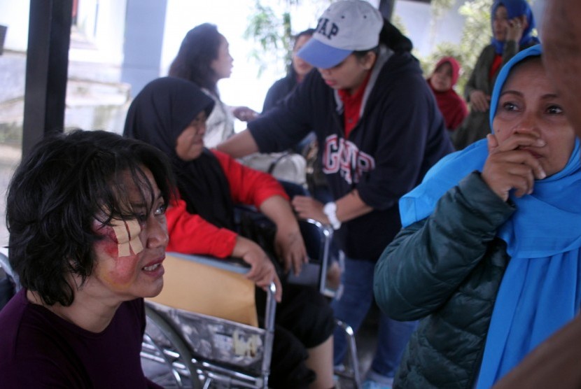 Sejumlah korban luka-luka akibat kecelakaan beruntun di Jalan Puncak menjalani perawatan di RSUD Cimacan, Cipanas, Cianjur, Jawa Barat, Ahad (30/4).