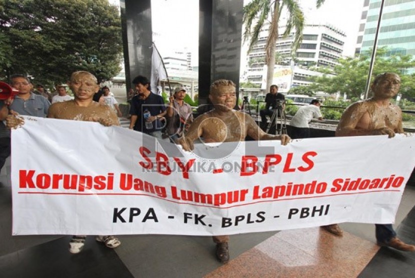  Sejumlah korban lumpur Lapindo yang tergabung dalam Konsorsium Pembaruan Agraria melakukan aksi teatrikal di Gedung KPK, Jakarta, Rabu (29/5). (Republika/Adhi Wicaksono)