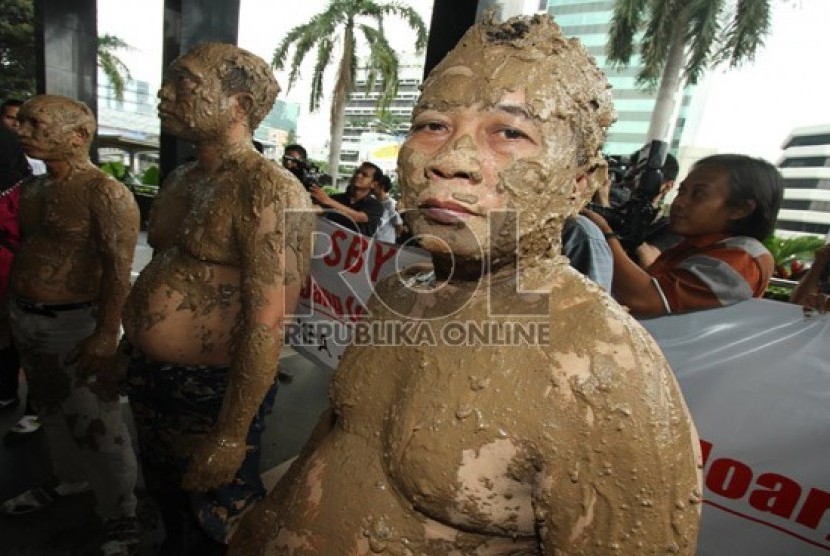  Sejumlah korban lumpur Lapindo yang tergabung dalam Konsorsium Pembaruan Agraria melakukan aksi teatrikal di Gedung KPK, Jakarta, Rabu (29/5). (Republika/Adhi Wicaksono)