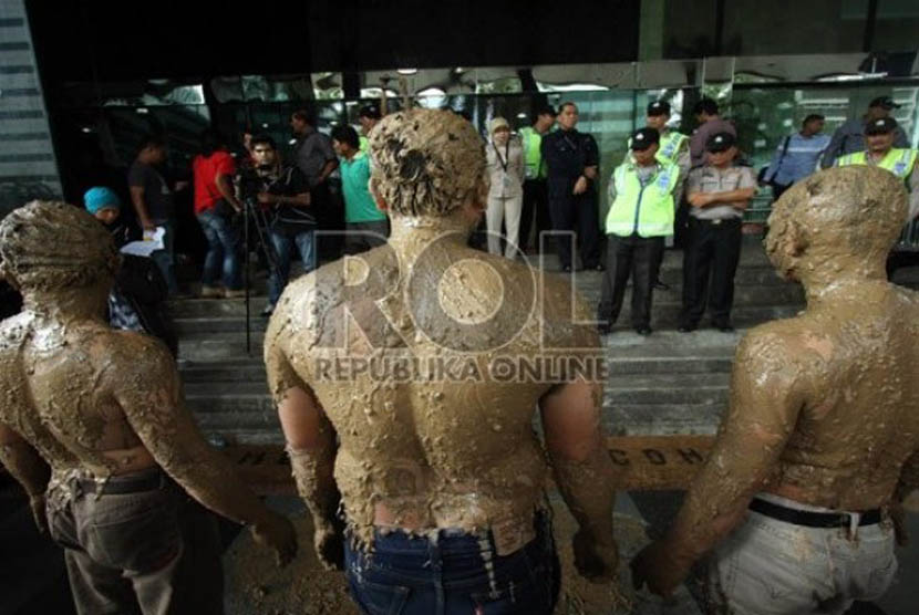  Sejumlah korban lumpur Lapindo yang tergabung dalam Konsorsium Pembaruan Agraria melakukan aksi teatrikal di Gedung KPK, Jakarta, Rabu (29/5). (Republika/Adhi Wicaksono)