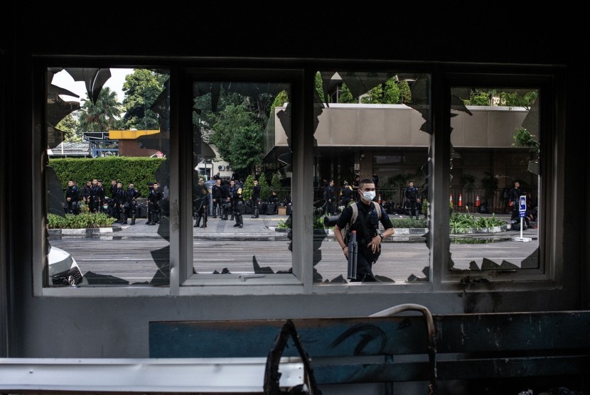 Sejumlah Korps Brimob beraktivitas di dekat Pos Polisi yang rusak pascakerusuhan di Jalan MH Thamrin, Jakarta, Kamis (23/5/2019). 