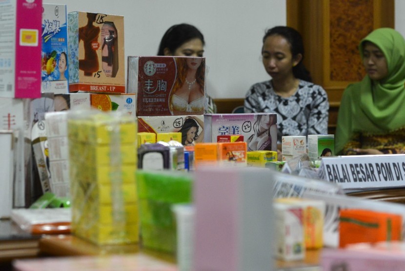 Sejumlah kosmetik ilegal dengan bahan dan zat berbahaya yang diamankan dalam operasi pasar 19-30 Oktober 2015 disusun di kantor pusat BPOM, Jakarta, Jumat (6/11).
