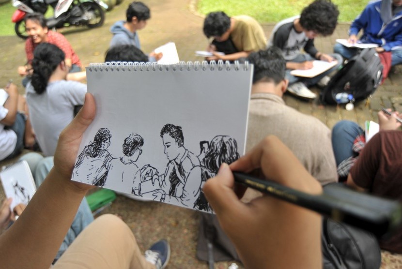 Sejumlah kreator komik dan kartunis muda menggelar kegiatan menggambar di taman di Taman Tebet, Jakarta Selatan, Minggu (23/4).