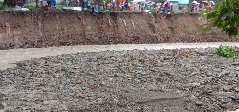 Sejumlah kuburan terkena erosi dampak dari hujan deras di Kabupaten Seram Bagian Timur, Provinsi Maluku pada Senin (4/7). 