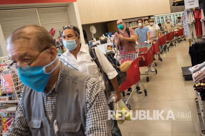 Pengunjung mengantre di supermarket di Lima, Peru, Jumat (3/4). Berbelanja bahan makanan sebagai aktivitas berisiko rendah penularan Covid-19. 