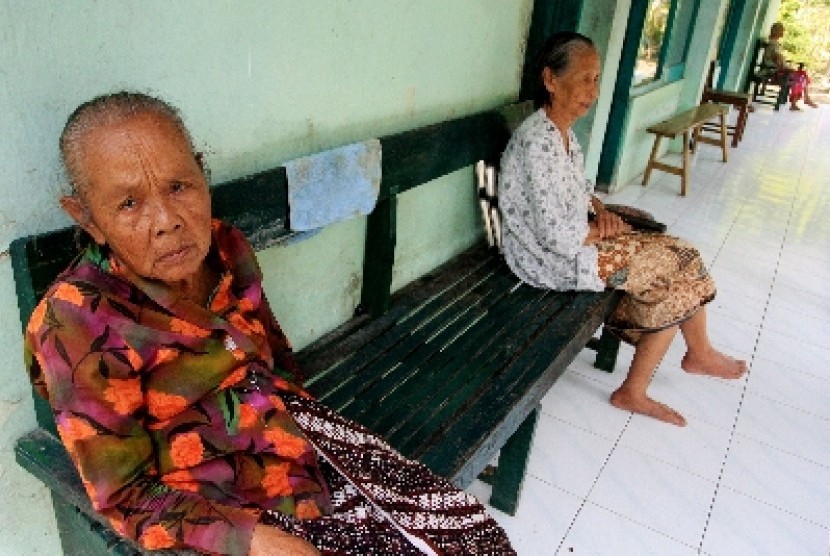 Sejumlah lanjut usia (lansia) bersantai di Panti Wredha. UU Kesejahteraan Lanjut Usia saat ini sedang digodok dalam rancangan.