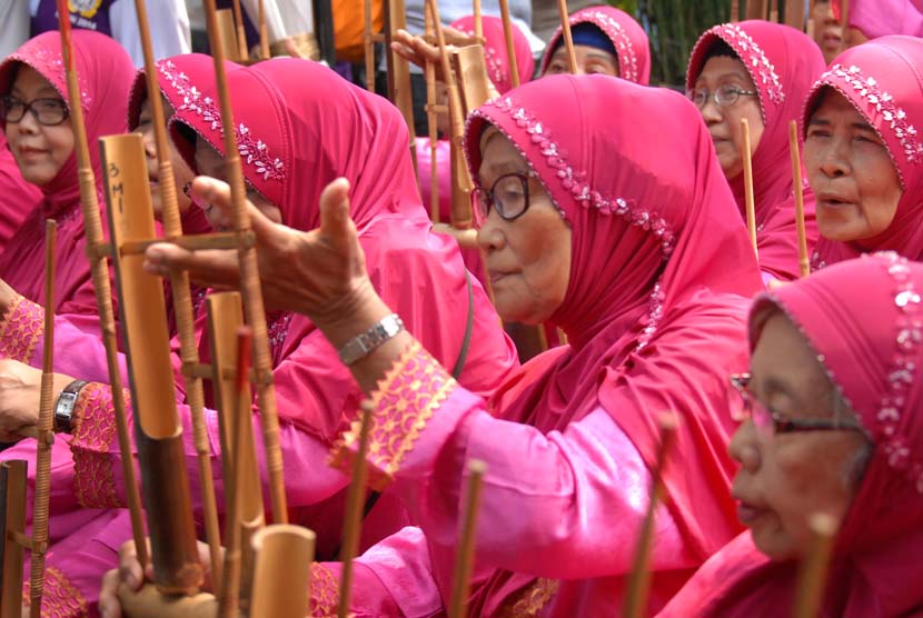 Sejumlah Lansia memainkan pertunjukan alat musik tradisional angklung dalam peringatan hari lanjut Usia nasional (HLUN) ke-XVIII di Panti Sosial Bina Insan Bangun Daya Cipayung, Jakarta Timur, Rabu (18/6).(Republika/Rakhmawaty La'lang)