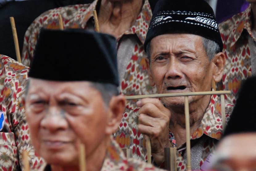 Sejumlah Lansia memainkan pertunjukan alat musik tradisional angklung dalam peringatan hari lanjut Usia nasional (HLUN) ke-XVIII di Panti Sosial Bina Insan Bangun Daya Cipayung, Jakarta Timur, Rabu (18/6).(Republika/Rakhmawaty La'lang)