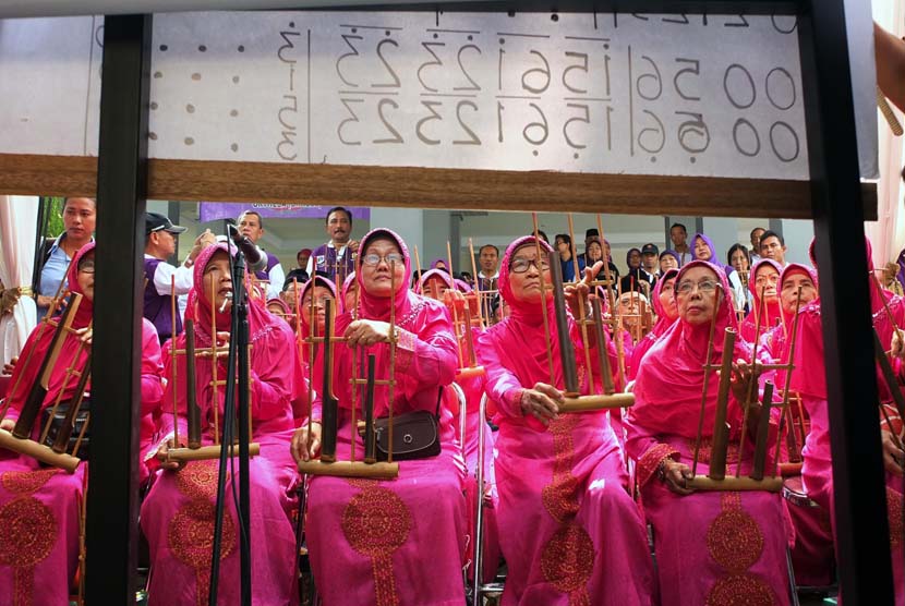 Sejumlah Lansia memainkan pertunjukan alat musik tradisional angklung dalam peringatan hari lanjut Usia nasional (HLUN) ke-XVIII di Panti Sosial Bina Insan Bangun Daya Cipayung, Jakarta Timur, Rabu (18/6).(Republika/Rakhmawaty La'lang)