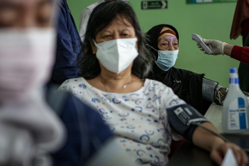 Sejumlah lansia mengikuti proses skrining saat vaksinasi dosis ketiga atau booster di Puskesmas Panunggangan Barat, Kota Tangerang, Provinsi Banten, Rabu (12/1/2022).
