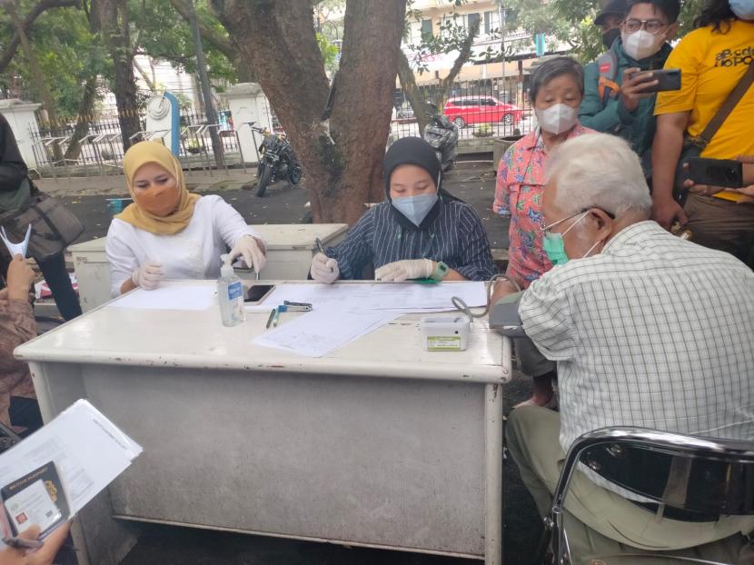 Sejumlah lansia tengah diperiksa kondisi kesehatan di Puskesmas Balai Kota Bandung, Kamis (13/1) saat hendak divaksin booster.
