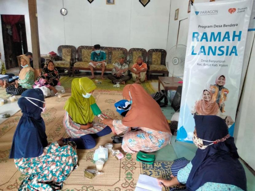 Sejumlah lansia yang berada di Desa Banyuaripan, Kecamatan Bayat, kabupaten Klaten  berkumpul di rumah Parman untuk mengikuti pelayanan kesehatan lansia (Rumah Tensi) pada Rabu (17/11). 