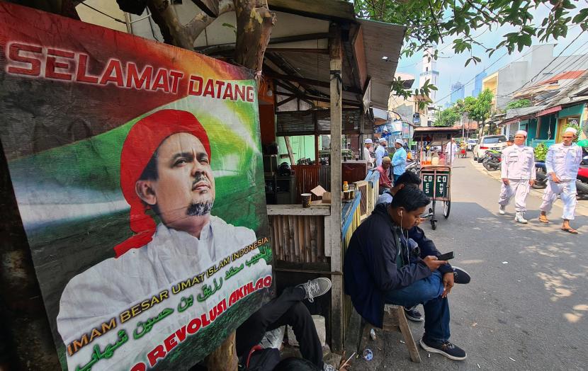 Sejumlah laskar Front Persaudaraan Islam (FPI) berada di sekitar kediaman Habib Rizieq Shihab di Petamburan III, Jakarta, Rabu (20/72022). Mantan pemimpin Front Pembela Islam (FPI) tersebut mendapatkan pembebasan bersyarat pada 20 Juli 2022. 