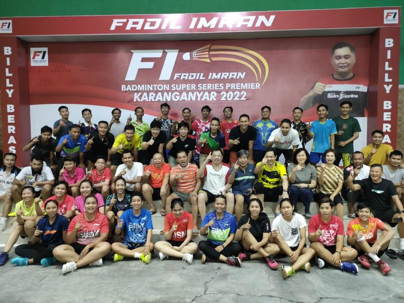 Sejumlah legenda bulu tangkis bertanding memperebutkan hadiah senilai Rp 500 juta di ajang Fadil Imran Badminton Premier Super Series, Sabtu (22/1/2022).