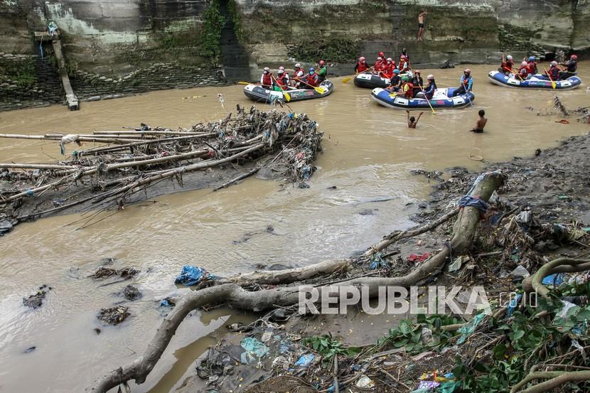 Sejumlah lembaga dan komunitas, beserta Perkumpulan Pemudi Kampung Sejahtera (P3KS) melakukan aksi bersih-bersih sampah ketika uji coba trip wisata arung sungai Babura Medan, di Medan, Sumatera Utara