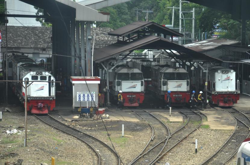 Sejumlah lokomotif berada di depo Stasiun Besar Medan, Sumatera Utara,Ahad (26/4/2020). 