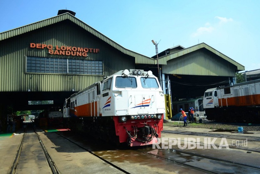 Sejumlah lokomotif kereta api diparkir untuk mendapatkan perawatan dan perbaikan khusunya menjelang arus mudik Lebaran, di Depo Lokomotif PT Kereta Api Indonesia (PT KAI) DAOP 2 Bandung, Jumat (9/6).