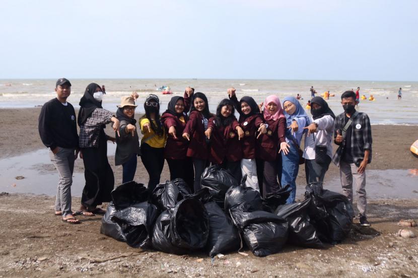 Sejumlah mahaiswa Unsika melakukan kegiatan bersih-bersih pantai Tanjung Pakis, Karawang.