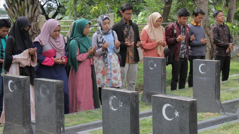 Sejumlah mahasiswa Aceh berziarah ke makam sejarah ulama-ulama Turki di Desa Bitai, Kota Banda Aceh, Provinsi Aceh, Indonesia, Rabu 21 Agustus 2019. Ratusan makam guru, ulama dan pejuang Turki di Bitai menunjukkan hubungan persaudaraan antara Aceh dengan Turki pada masa pemerintahan Sultan Alauddin Inayatsyah dengan Kekaisaran Khalifah Turki Utsmani. (Khalis Surry - Anadolu Agency)