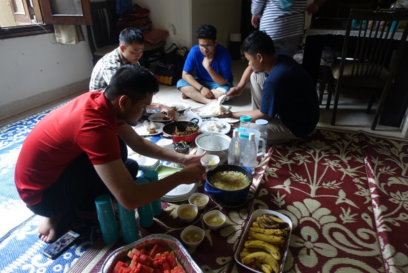 Sejumlah mahasiswa Aligarh Muslim University (AMU) makan siang bersama di New Delhi, India, Rabu (14/8). 