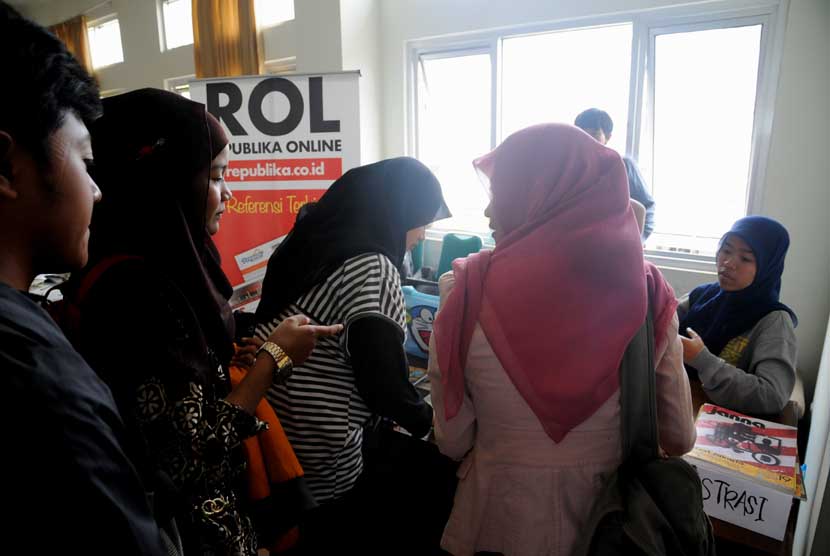   Sejumlah mahasiswa antre registrasi untuk mengikuti acara Republika Online Journalism Traning di Kampus UIN Sunan Gunung Djati, Bandung, Jumat (19/10). 