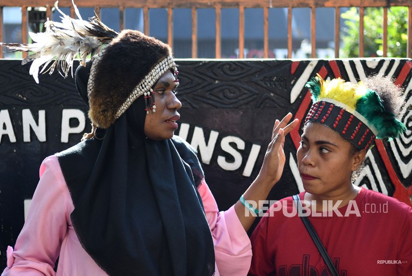Sejumlah mahasiswa asal Papua mengikuti aksi damai di Taman Mini Indonesia Indah (TMII), Jakarta.