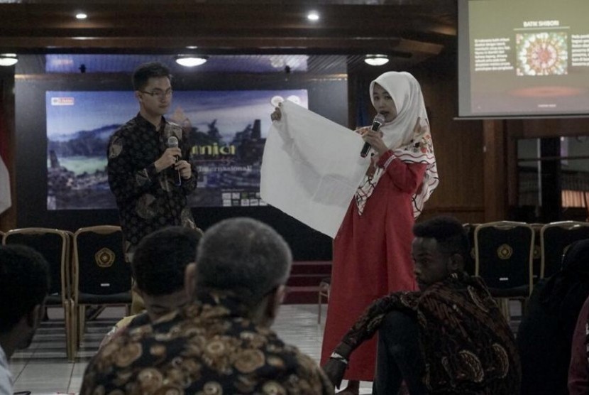 Sejumlah mahasiswa asing Lembaga Bahasa Indonesia bagi Penutur Asing (BIPA) tengah belajar membatik di Universitas Muhammadiyah Malang (UMM).