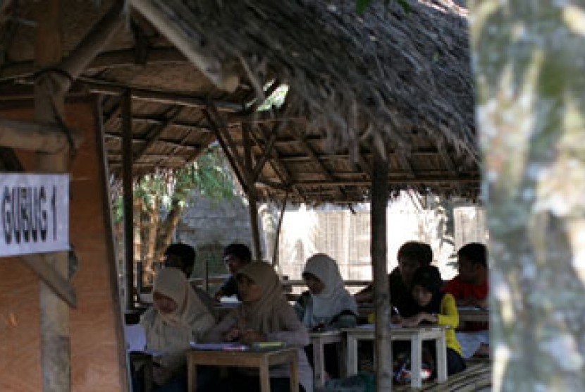 Sejumlah mahasiswa belajar bahasa Inggeris di sebuah gubuk di Kresna Language Center, Pare, Kediri