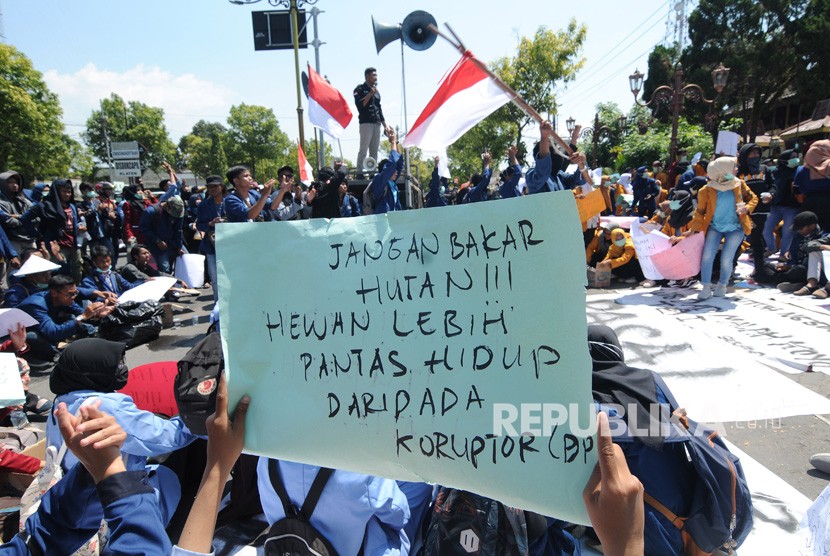 Sejumlah mahasiswa berunjuk rasa di depan gedung DPRD Kabupaten Klaten, Jawa Tengah, Rabu (25/9/2019). 