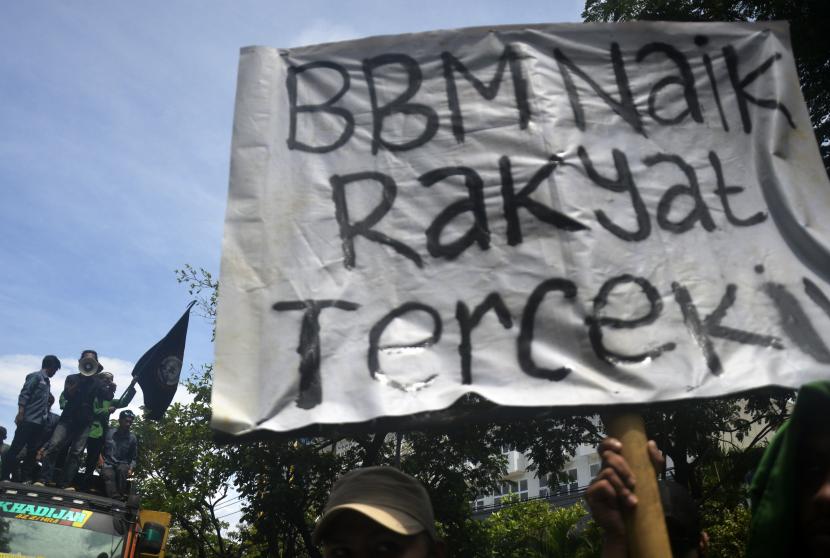 Sejumlah mahasiswa berunjuk rasa ilustrasi. Polda Metro Jaya menutup sementara arus lalu lintas di sekitar Istana Negara-Monumen Nasional (Monas) dan Patung Kuda, Jakarta Pusat, sehubungan aksi unjuk rasa masyarakat soal penyesuaian harga Bahan Bakar Minyak (BBM).
