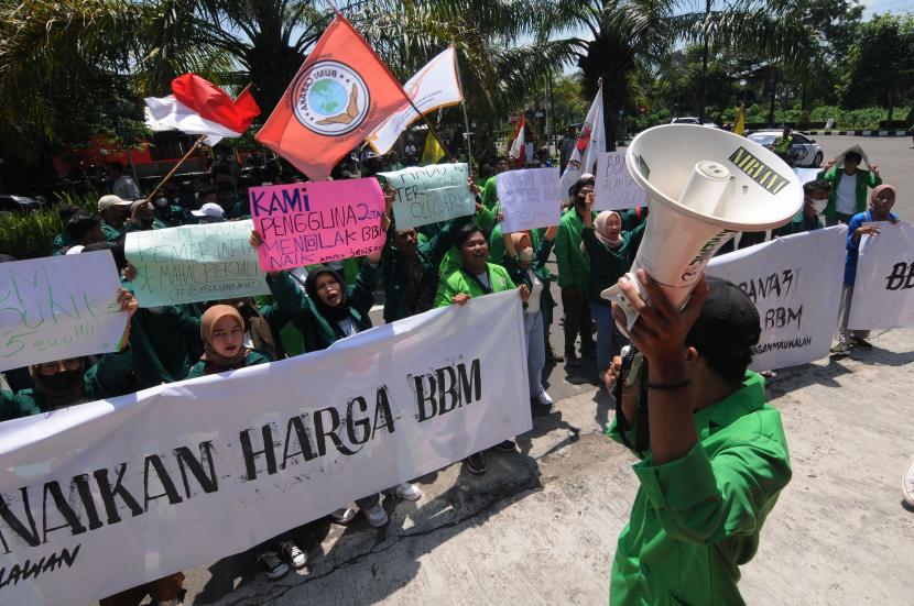 Sejumlah mahasiswa berunjuk rasa tolak kenaikan harga bahan bakar minyak (BBM) di depan Kantor DPRD Boyolali, Jawa Tengah, Rabu (14/9/2022). Dalam aksi tersebut mereka menolak kebijakan kenaikan harga BBM bersubsidi serta mendesak pemerintah secara serius menangani mafia BBM. 