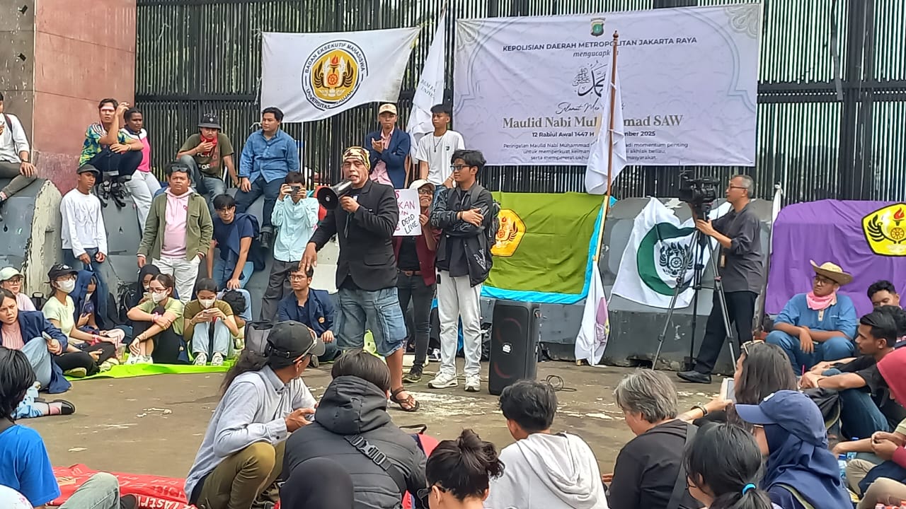 Sejumlah mahasiswa dan masyarakat melakukan aksi piknik di depan Gedung DPR, Jumat (5/9/2025). 