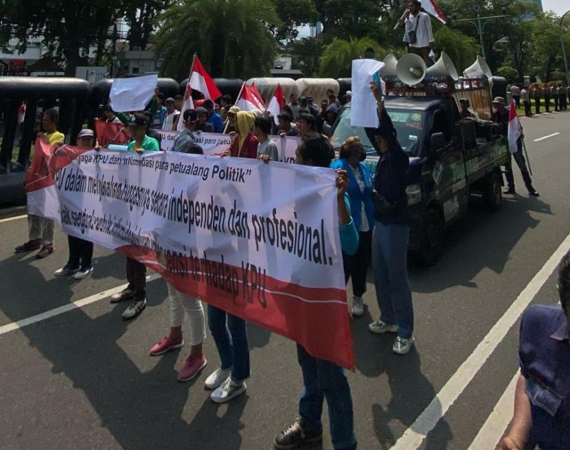 Sejumlah mahasiswa dan rakyat yang tergabung dalam Forum Mahasiswa Cinta Indonesia (FMCI) mengadakan aksi demonstrasi di depan Kantor KPU RI, Senin (19/2/2024). 