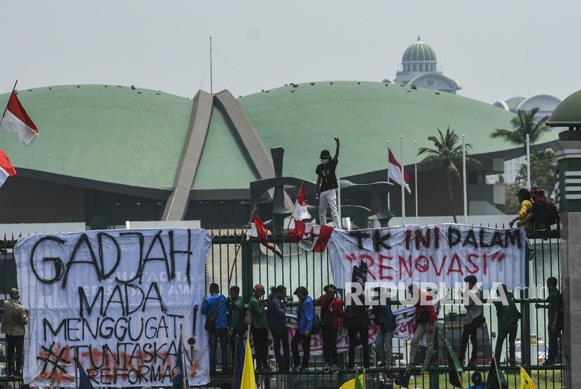 Sejumlah mahasiswa dari berbagai perguruan tinggi di Indonesia berunjuk rasa di depan gedung DPR, Jakarta, Selasa (24/9/2019).