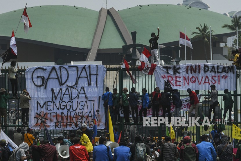 Sejumlah mahasiswa dari berbagai perguruan tinggi di Indonesia berunjuk rasa di depan gedung DPR, Jakarta, Selasa (24/9/2019). 