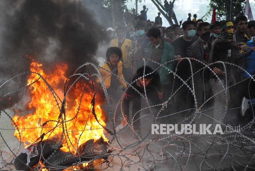 Sejumlah mahasiswa dari berbagai perguruan tinggi di Kota Medan melakukan aksi unjuk rasa di depan DPRD Sumut di Medan, Sumatera Utara, Selasa (24/9/2019). 