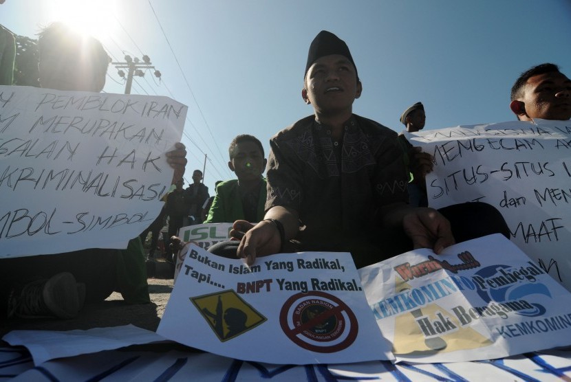 Sejumlah mahasiswa dari Institut Agama Islam Negeri (IAIN) Palu membawa pamplet saat berunjukrasa memprotes pemblokiran situs Islam oleh Keminfo dan Komunikasi di Palu, Sulawesi Tengah di Palu, Rabu (8/4).
