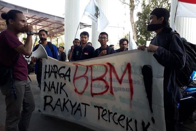 Sejumlah mahasiswa dari Kesatuan Aksi Mahasiswa Muslim Indonesia (KAMMI) menggrlelar aksi unjukrasa penolalan kenaikan harga BBBM di Kantor DPRD Kota Sukabumi Kamis (29/3).