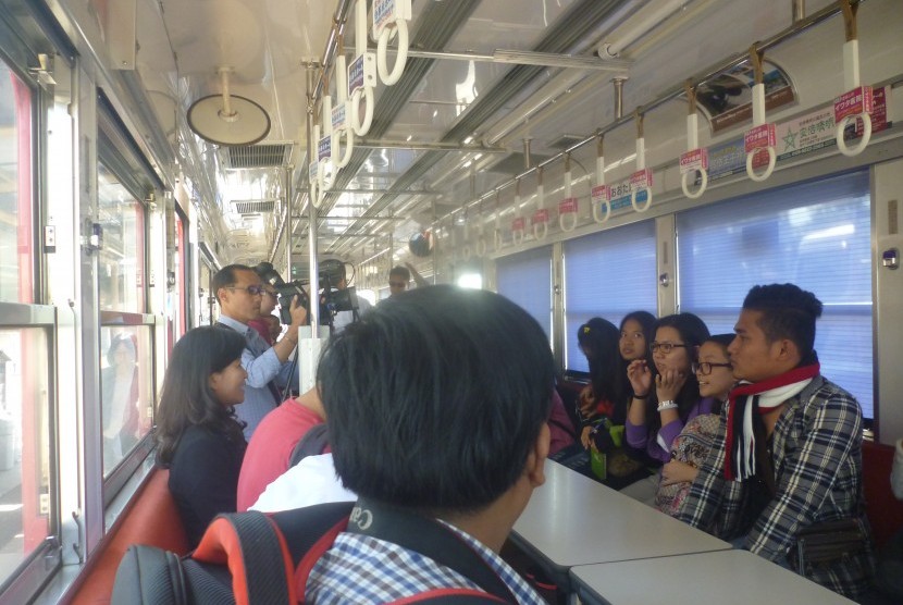 Sejumlah mahasiswa dari lima negara Asia Tenggara duduk di trem Chin-Chin Densha di Sakai, Osaka, Jepang, Rabu (8/10).