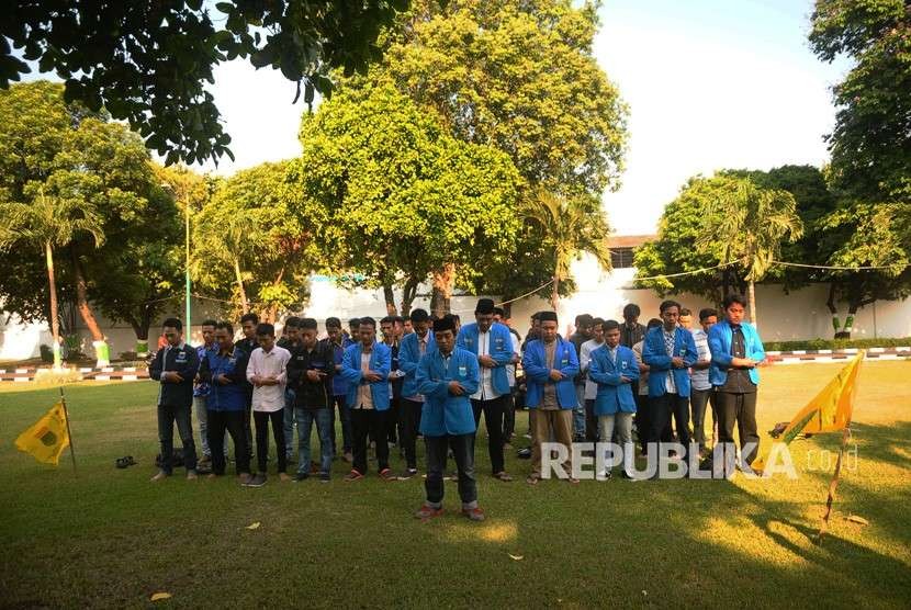 Sejumlah mahasiswa dari Pergerakan Mahasiswa Islam Indonesia (PMII) melaksanakan shalat ghaib untuk mendoakan para korban gempa bumi dan tsunami di wilayah Palu-Donggala, di kawasan alun-alun Kudus, Jawa Tengah, Selasa (2/10). 